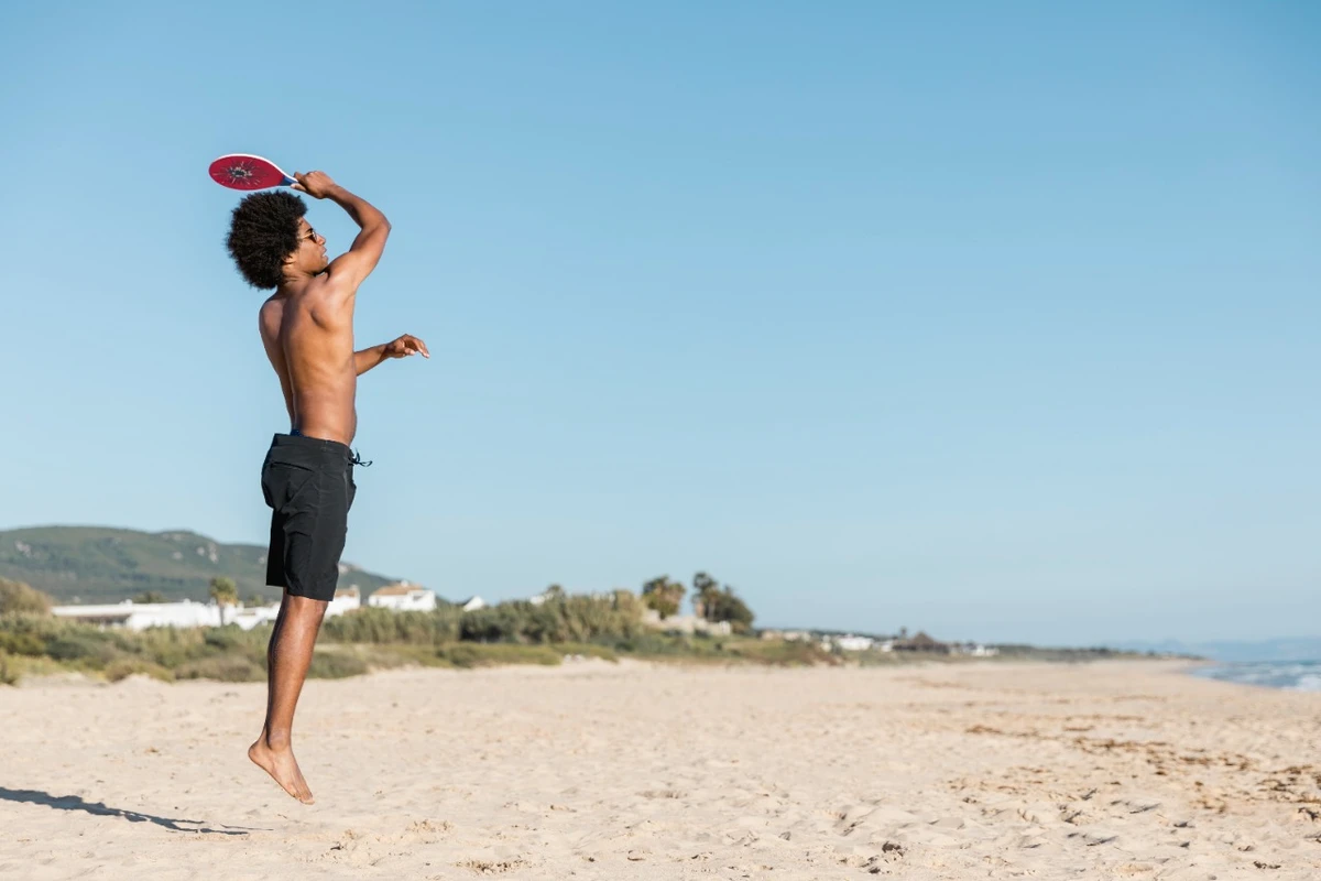 Beach Tennis conquista cada vez mais espaço, mas preparo para evitar lesões é importante