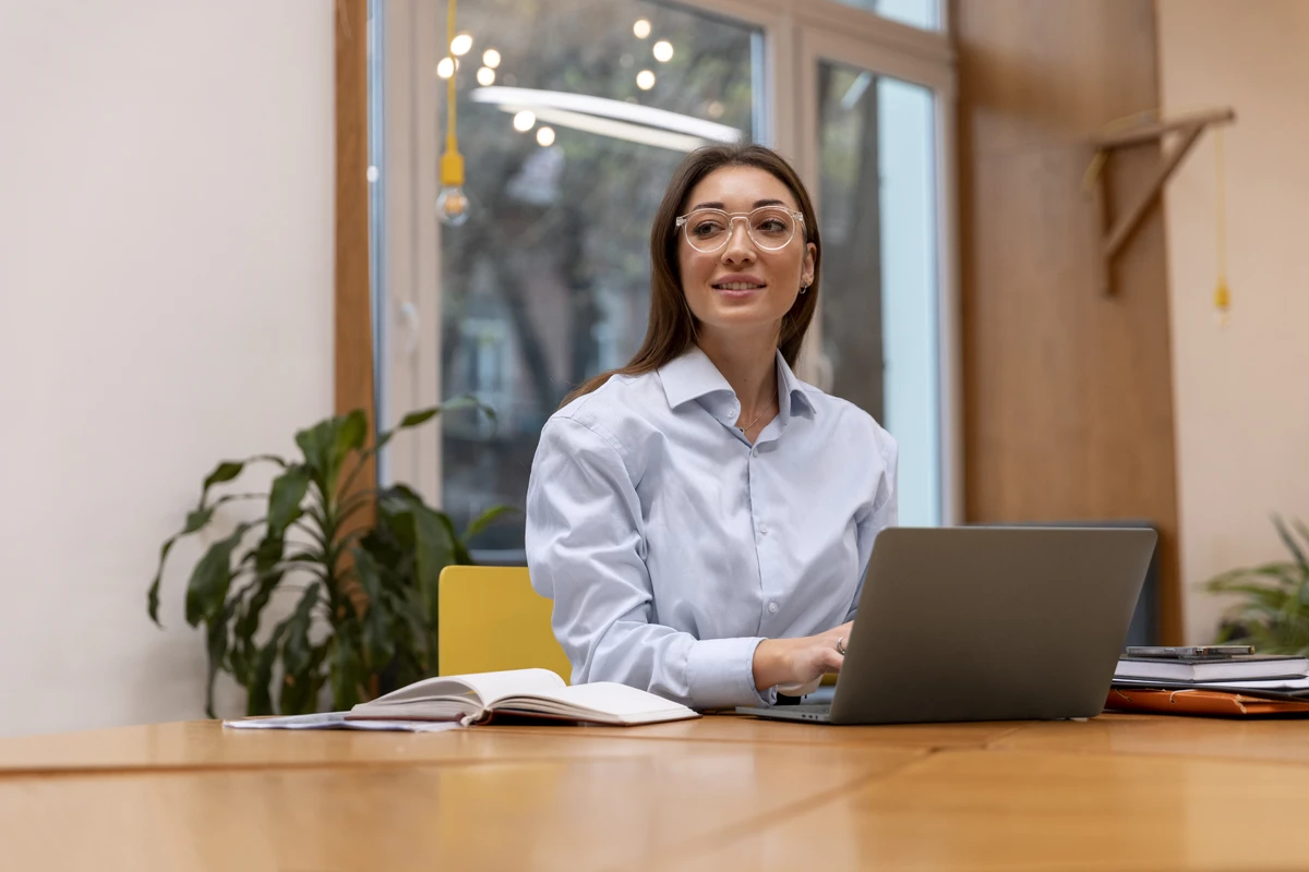 Trabalha em escritório? Tenha prudência com os seus ombros