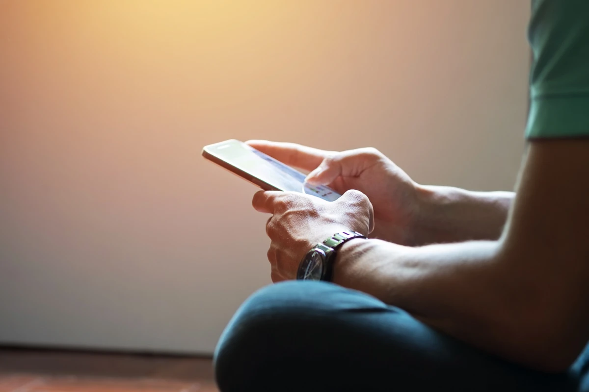 Uso de celular em excesso pode causar lesão no cotovelo